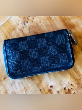 Louis Vuitton
2013 Damier Graphite Pattern Zippy Compact Wallet